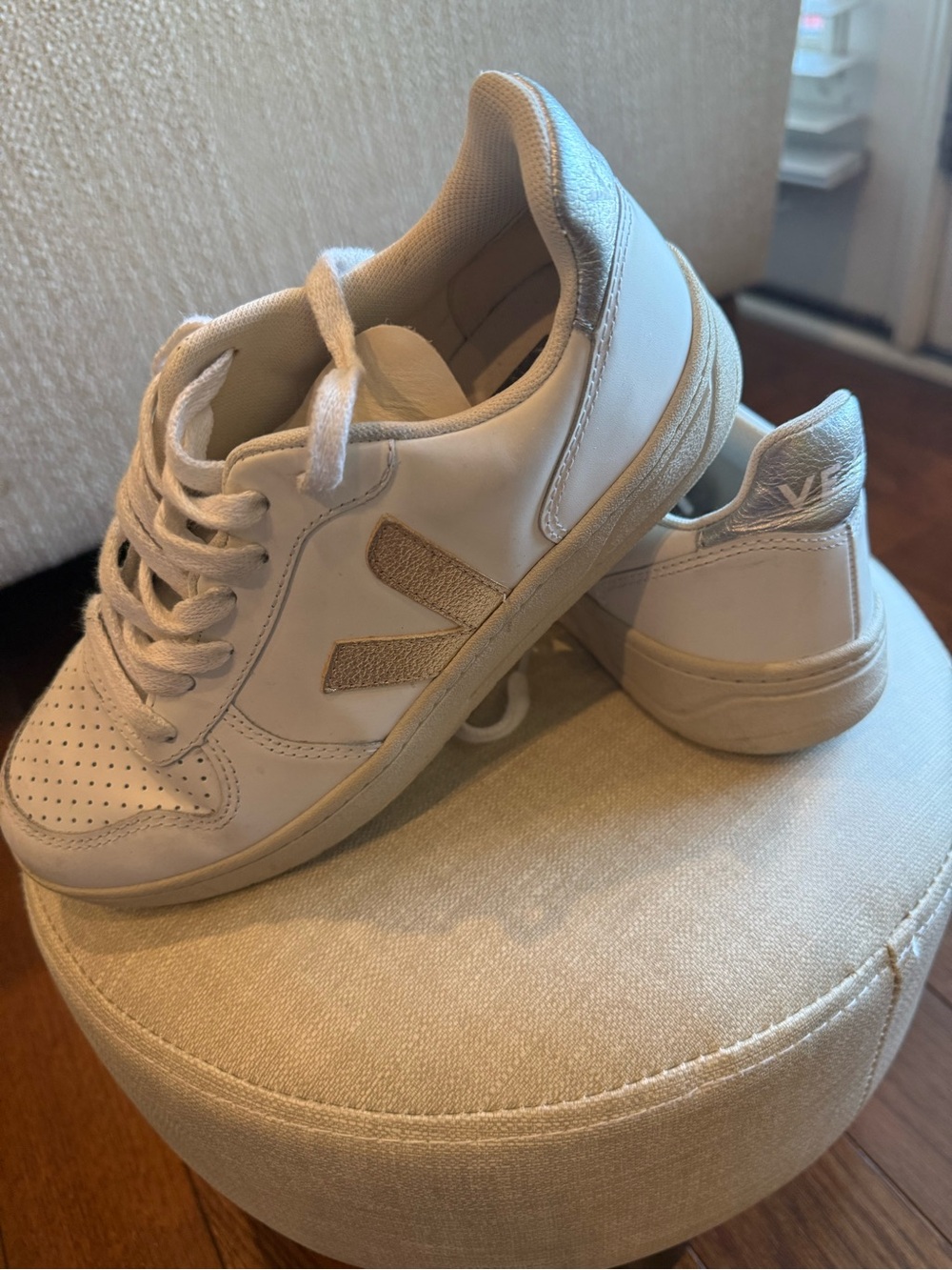 Veja V-10 sneakers size 36